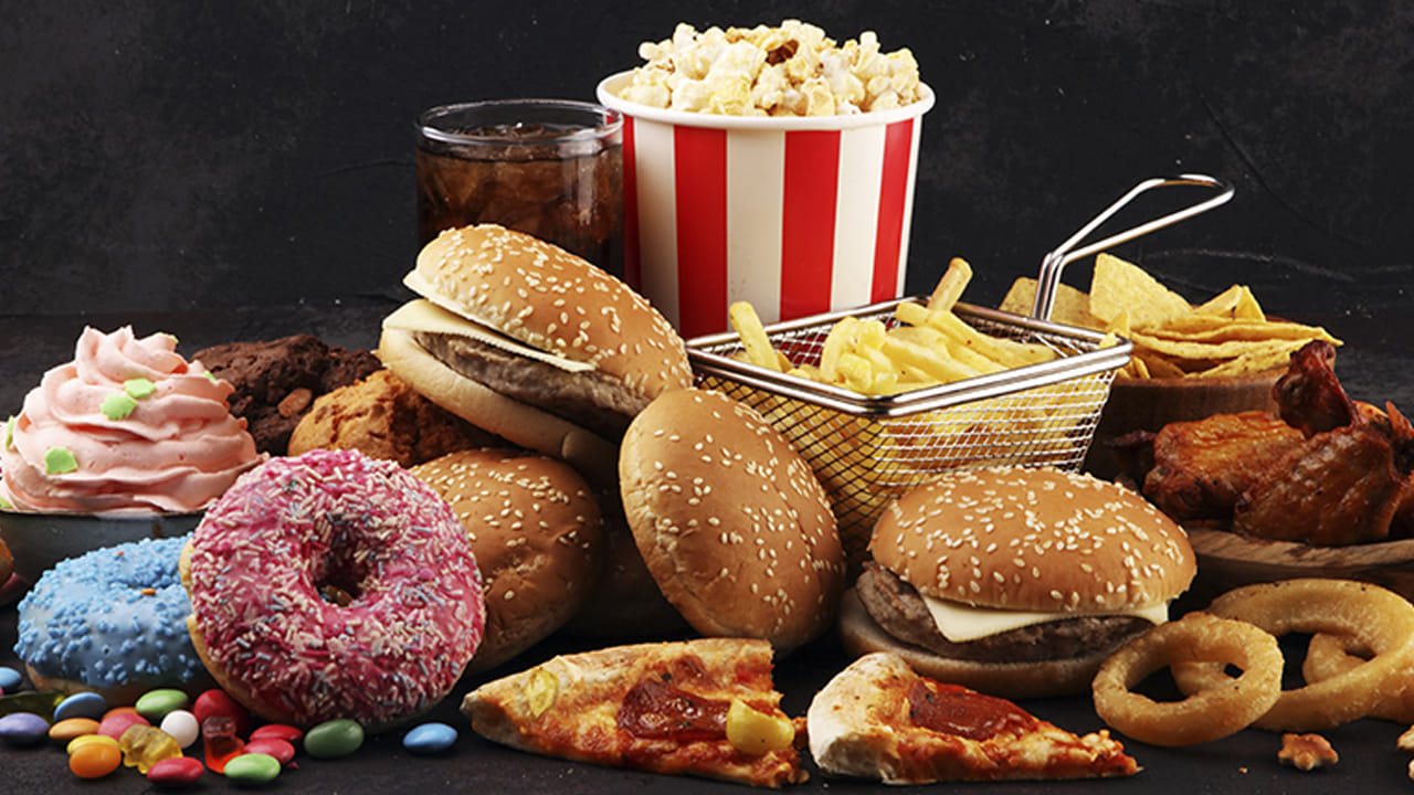 జంక్, ప్రాసెస్ చేసిన, నిల్వ చేసిన ఆహారాలను నివారించండి. తాజాగా ఇంట్లో వండిన భోజనం తినండి.  ట్రిగ్గర్‌లను గుర్తించి తొలగించండి (పాలు, గోధుమలు, నిర్దిష్ట పప్పులు) చిన్న, తరచుగా భోజనం ఎంచుకోండి. రాత్రిపూట తినడం మానుకోండి. 6-8 గంటల మంచి నాణ్యత గల నిద్ర పొందండి.పులియబెట్టిన ఆహారాలు, ఫైబర్ అధికంగా ఉండే కూరగాయలను చేర్చండి