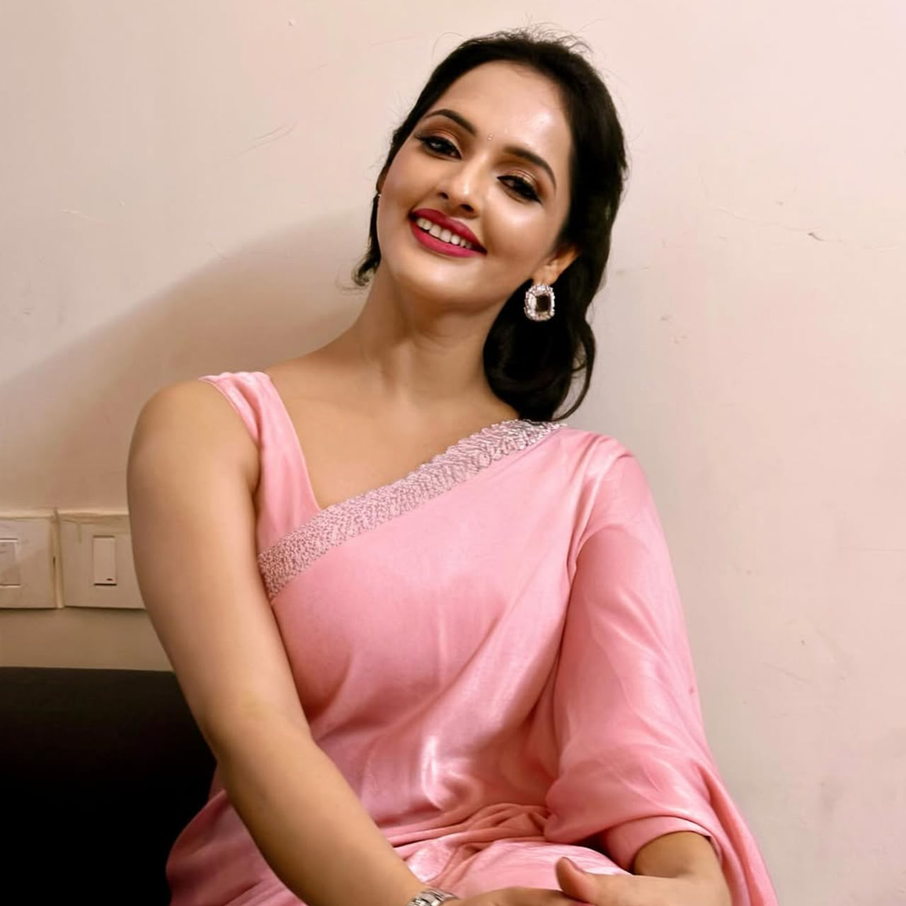  పైన ఫోటోలో కనిపిస్తున్న ఈ బ్యూటీని గుర్తుపట్టారా.. ? పింక్ చీరలో గ్లామర్ టచ్ ఇస్తూ ఫోటోలకు ఫోజులు ఇచ్చిన ఆమె బుల్లితెరపై చాలా ఫేమస్. ఇంతకీ ఆమె ఎవరో తెలుసా.. ? తనే జ్యోతి పుర్వాజ్. బుల్లితెరపై జగతి మేడమ్ పాత్రతో ఎక్కువగా పాపులర్ అయ్యింది. 