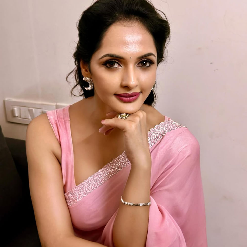 గుప్పెడంత మనసు సీరియల్ ద్వారా తెలుగు ప్రేక్షకులకు దగ్గరయ్యింది జ్యోతి పుర్వాజ్. ఇందులో జగతి మేడమ్ పాత్రలో సంప్రదాయంగా కనిపిస్తూ సహజ నటనతో కట్టిపడేసింది. దీంతో ఆమెకు తెలుగు రాష్ట్రాల్లో విపరీతమైన ఫ్యాన్ ఫాలోయింగ్ వచ్చేసింది. ఇక ఇప్పుడు సినిమాలు, వెబ్ సిరీస్ లతో బిజీగా ఉంది. 