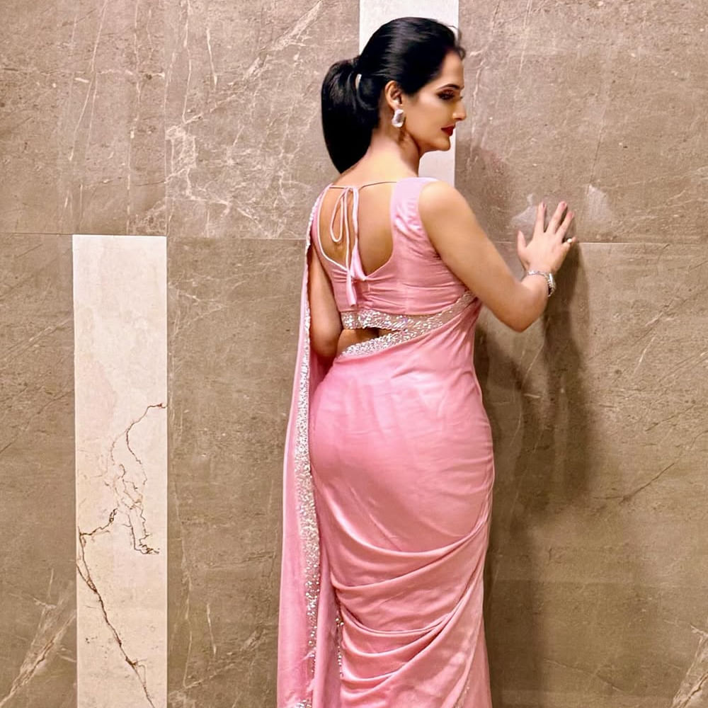 ఈ సినిమాతోపాటు తెలుగులో మరిన్ని సినిమాల్లో నటిస్తుంది. అలాగే అటు సోషల్ మీడియాలోనూ చాలా యాక్టివ్ గా ఉంటుంది. నిత్యం గ్లామర్ ఫోటోస్ షేర్ చేస్తూ అలరిస్తుంది. తాజాగా పింక్ చీరకట్టులో గ్లామర్ లుక్స్ లో జ్యోతి పుర్వాజ్ షేర్ చేసిన ఫోటోస్ ఇప్పుడు నెట్టింట తెగ వైరలవుతున్నాయి. 