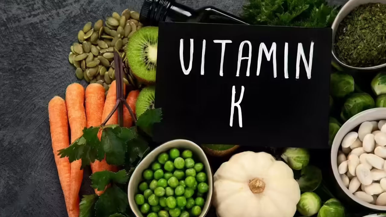 కానీ చాలా మంది ఈ విషయాన్ని విస్మరిస్తూ జీవిస్తున్నారు.దీని వల్ల ఎముకల బలహీనత వంటి సమస్యలను ఎదుర్కొంటున్నారు. ఈ సమస్యలను దూరం చేసుకోవాలంటే కె విటమిన్ అధికంగా ఉన్న ఆహారాన్ని 30 రోజుల పాటు తీసుకుంటే.. మీ ఎముకల ఆరోగ్యానికి, బలానికి అవసరమైన విటమిన్ K అందుతుందని నిపుణులు చెబుతున్నారు.