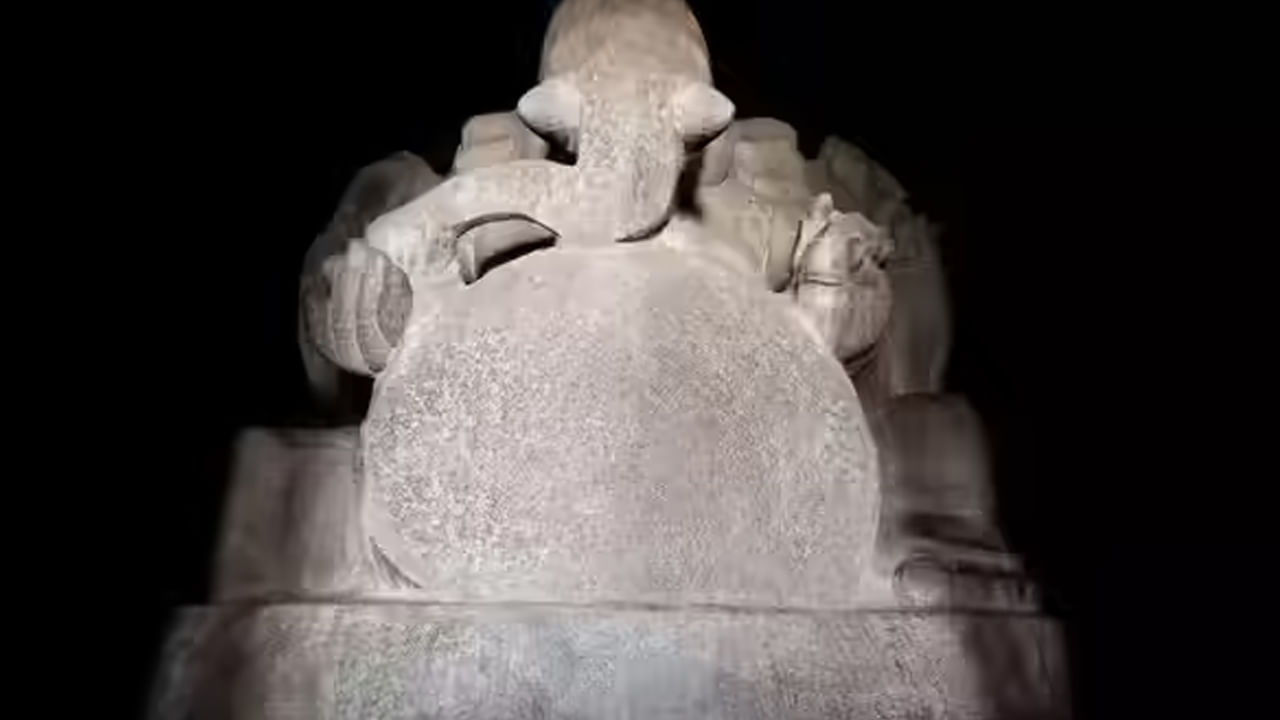 కడలెకలు గణేశ ఆలయం: కడలెకలు గణేశుడు హంపిలోని అతిపెద్ద శిల్పాలలో ఒకటి. ఈ విగ్రహం ఒక పెద్ద రాతి నుండి చెక్కబడిం. గణేశుడు తన తల్లి పార్వతి దేవి ఒడిలో కూర్చుని తన చేతులను వీపుపై వేసుకున్నట్లు కనిపించే విధంగా నిర్మించబడింది. ఈ ఆలయం హిందూ విజయనగర సామ్రాజ్యం గొప్ప వారసత్వాన్ని ప్రతిబింబిస్తుంది. ఇది గణేశుడి భక్తులకు ఎంతో ఇష్టమైనది. ఈ ఆలయానికి ఆ పేరు బెంగాల్ గ్రామ్ ను పోలి ఉండే విగ్రహం బొడ్డు నుండి వచ్చింది.