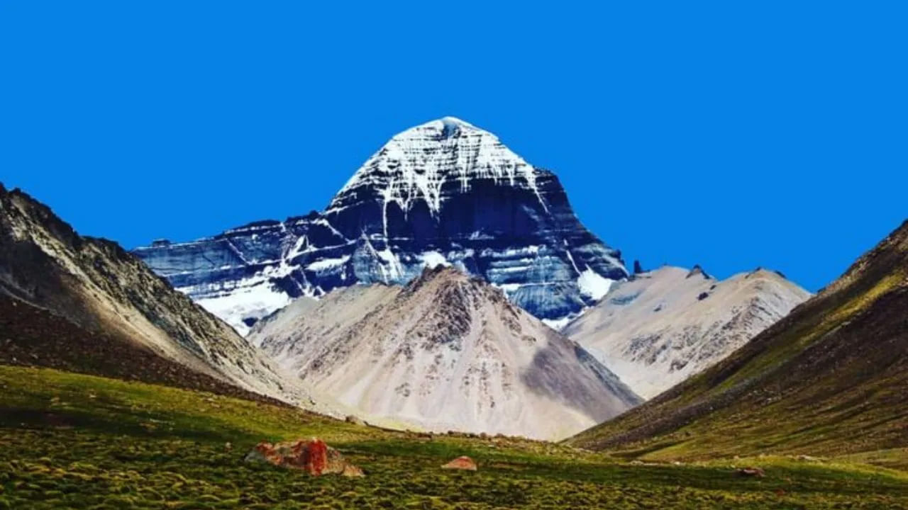 హిందూ మతంలో కైలాస మానస సరోవరం శివుని నివాసంగా పరిగణించబడుతుంది. కనుక ఈ ప్రాంతానికి ప్రత్యేక ప్రాముఖ్యత ఉంది. ఈ కైలాస మానస సరోవర ఆధ్యాత్మిక యాత్ర జూన్ 30 నుంచి ప్రారంభమైంది.  ఇది రాబోయే 2 నెలలు అంటే ఆగస్టు వరకు కొనసాగుతుంది. కైలాస మానస సరోవర పర్వతానికి సంబంధించిన అనేక గొప్ప కథలు ఉన్నాయి.
