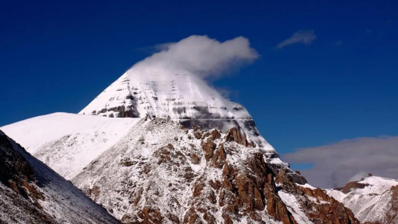 హిమాలయ పర్వతాల మధ్య ఉన్న కైలాస పర్వతంపై త్రిమూర్తులలో లయకారుడైన శివుడుపార్వతితో కలిసి నివసిస్తున్నాడని చెబుతారు. అందుకనే కైలాస మానస సరోవరయాత్ర చాలా పవిత్రమైనదిగా పరిగణించబడుతుంది. ఇక్కడికి వీళ్ళే భక్తులు చేసిన పాపాల నుంచి విముక్తి లభిస్తుందని స్వర్గాన్ని పొందుతారని మత విశ్వాసం.
