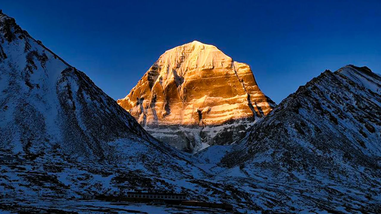 స్కంద పురాణం ప్రకారం ఎవరైనా కైలాసంలోని శివుడిని పూజిస్తే.. ఏడు జన్మలలో చేసిన పాపాలు వెంటనే తొలగిపోతాయి. మరో మాటలో చెప్పాలంటే కైలాస మానస సరోవరాన్ని సందర్శించడం ద్వారా గత జన్మల పాపాలన్నీ నశించి మోక్షాన్ని పొందుతాడు.
