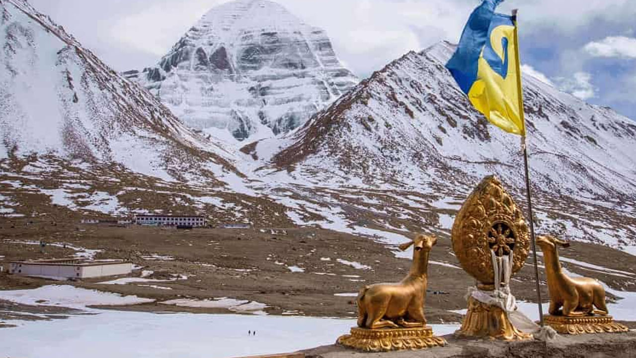 
శివలింగ ఆకారంలో ఉన్న కైలాస పర్వతాన్ని ప్రకృతి స్వయంగా సృష్టించిన శివుని రూపంగా భావిస్తారు. కైలాస మానస సరోవర యాత్రను మోక్షానికి మార్గంగా భావిస్తారు. ఈ ప్రయాణంలో మానస సరోవర అనే సరస్సు కూడా ఉంది. ఇది బ్రహ్మ దేవునికి సంబంధించినదని నమ్ముతారు.
