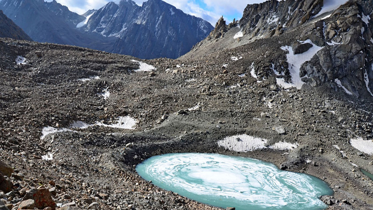 శివుని అనుగ్రహంతో ఈ సరస్సు నీటి మట్టం ఎప్పుడూ ఒకేలా ఉంటుందని చెబుతారు. కఠినమైన శీతాకాలంలో కూడా ఈ మానస సరోవరంలో మంచు గడ్డకట్టదు. అదే సమయంలో మానస సరోవరానికి సమీపంలోనే రాక్షసి తల  అనే మరో సరస్సు ఉంది. దీనిలోని నీరు ఘనీభవిస్తుంది. అదే దేవుడి మహిమ అని అంటున్నారు. 