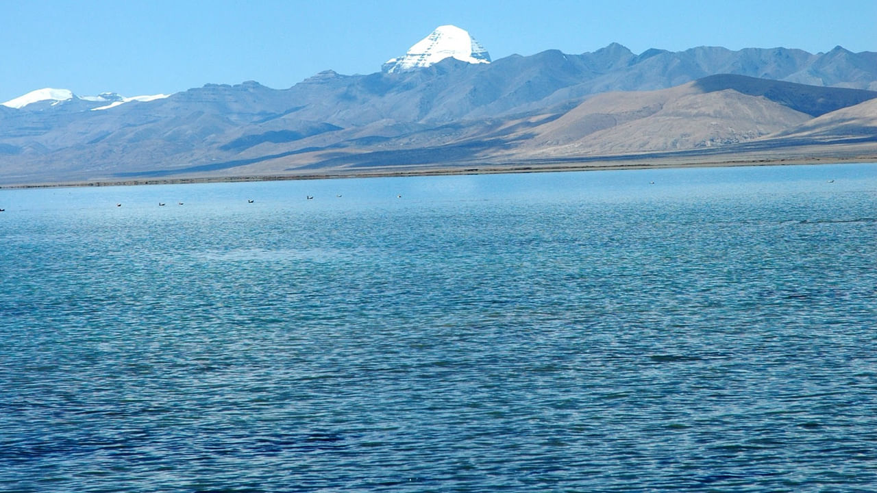 ఈ సరస్సు సృష్టికర్త బ్రహ్మ దేవుడి మనస్సు నుంచి పుట్టిందని ఒక మత విశ్వాసం ఉంది, అందుకే దీనిని మానస సరోవరం అని పిలుస్తారు. ఈ సరస్సులోని నీరు అత్యంత పవిత్రం. కైలాస మానస సరోవర తీర్థయాత్ర, సరస్సులో చేసే స్నానం, ఇక్కడ చేసే తపస్సుకు చాలా పవిత్రమైనదిగా పరిగణించబడుతుంది. దీనిలోని నీరు అమృతం లాంటిదని, దీనిలో స్నానం చేయడం అత్యంత పవిత్రం అని.. నీరు త్రాగడం ద్వారా తెలిసి తెలియక చేసిన సకల పాపాలు నశిస్తాయని చెబుతారు.
