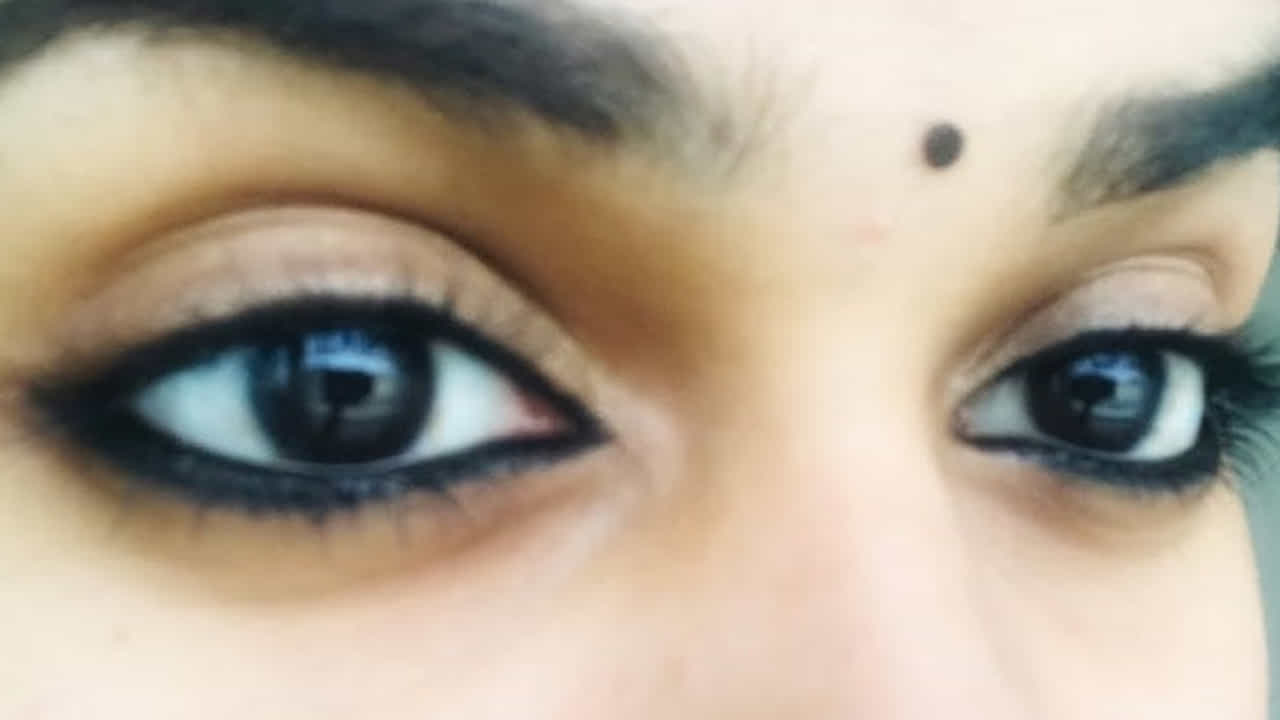 అదృష్టానికి చిహ్నం: ఇది అదృష్టానికి చిహ్నంగా పరిగణించబడుతుంది. ముఖ్యంగా హిందూ వివాహ వేడుకలలో దీవెనలు, శ్రేయస్సును తీసుకురావడానికి కళ్ళకు కాటుక ఉపయోగించబడుతుంది. అందుకే కాటుక ధరించడం సంప్రదాయంగా వస్తుంది.
