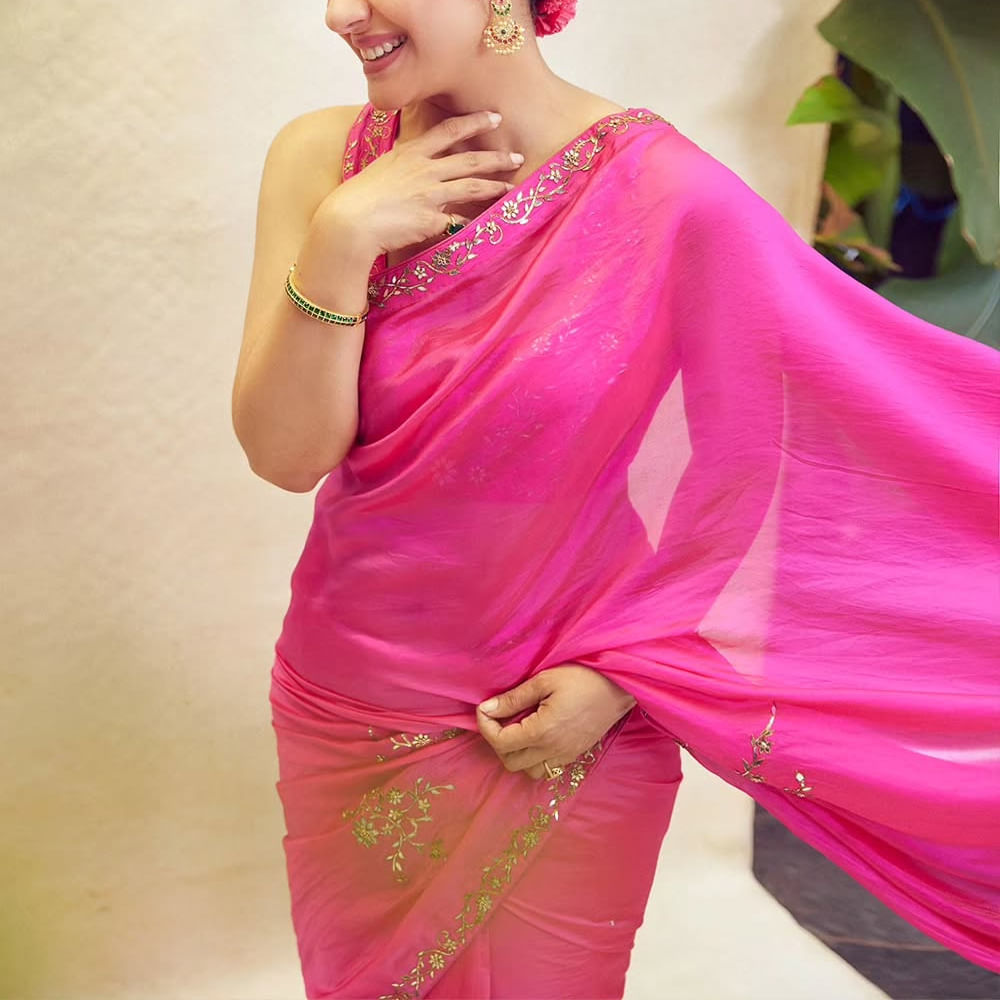 ఆమె బాలీవుడ్ ఇండస్ట్రీలో టాప్ హీరోయిన్. ఒకప్పుడు అత్యంత డిమాండ్ ఉన్న కథానాయికలలో ఆమె ఒకరు. షారుఖ్ ఖాన్, సల్మాన్ ఖాన్ వంటి స్టార్ హీరోలతో ఎన్నో సూపర్ హిట్ చిత్రాల్లో నటించింది. తక్కువ సమంయలోనే బాలీవుడ్ ఇండస్ట్రీని ఏలేసింది. ఇంతకు ఆమె ఎవరంటే.