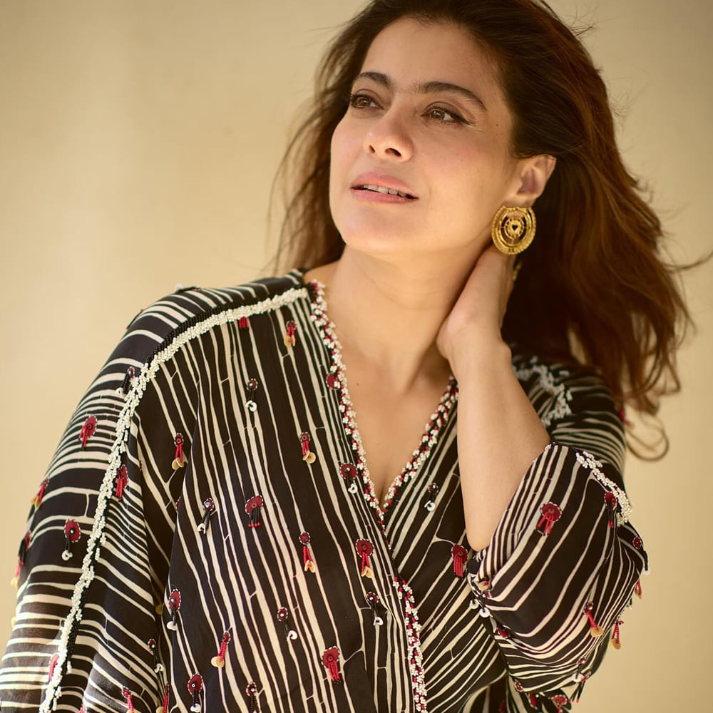 ఆమె మరెవరో కాదు.. బాలీవుడ్ సీనియర్ హీరోయిన్ కాజోల్. ఒకప్పుడు వరుస సినిమాలతో ఇండస్ట్రీని ఓ ఊపు ఊపేసింది. అప్పట్లో ఆమె కుర్రకారు ఆరాధ్య దేవత. అందం, అభినయంతో కోట్లాది మంది అభిమానులను సంపాదించుకుంది. కానీ కెరీర్ మొదట్లో ఎన్నో అవమానాలు ఎదుర్కొంది. 