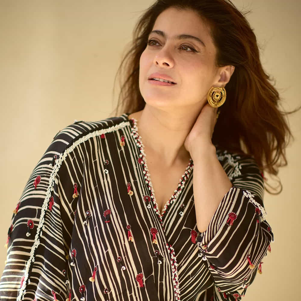 ఆమె మరెవరో కాదు.. బాలీవుడ్ సీనియర్ హీరోయిన్ కాజోల్. ఒకప్పుడు వరుస సినిమాలతో ఇండస్ట్రీని ఓ ఊపు ఊపేసింది. అప్పట్లో ఆమె కుర్రకారు ఆరాధ్య దేవత. అందం, అభినయంతో కోట్లాది మంది అభిమానులను సంపాదించుకుంది. కానీ కెరీర్ మొదట్లో ఎన్నో అవమానాలు ఎదుర్కొంది.