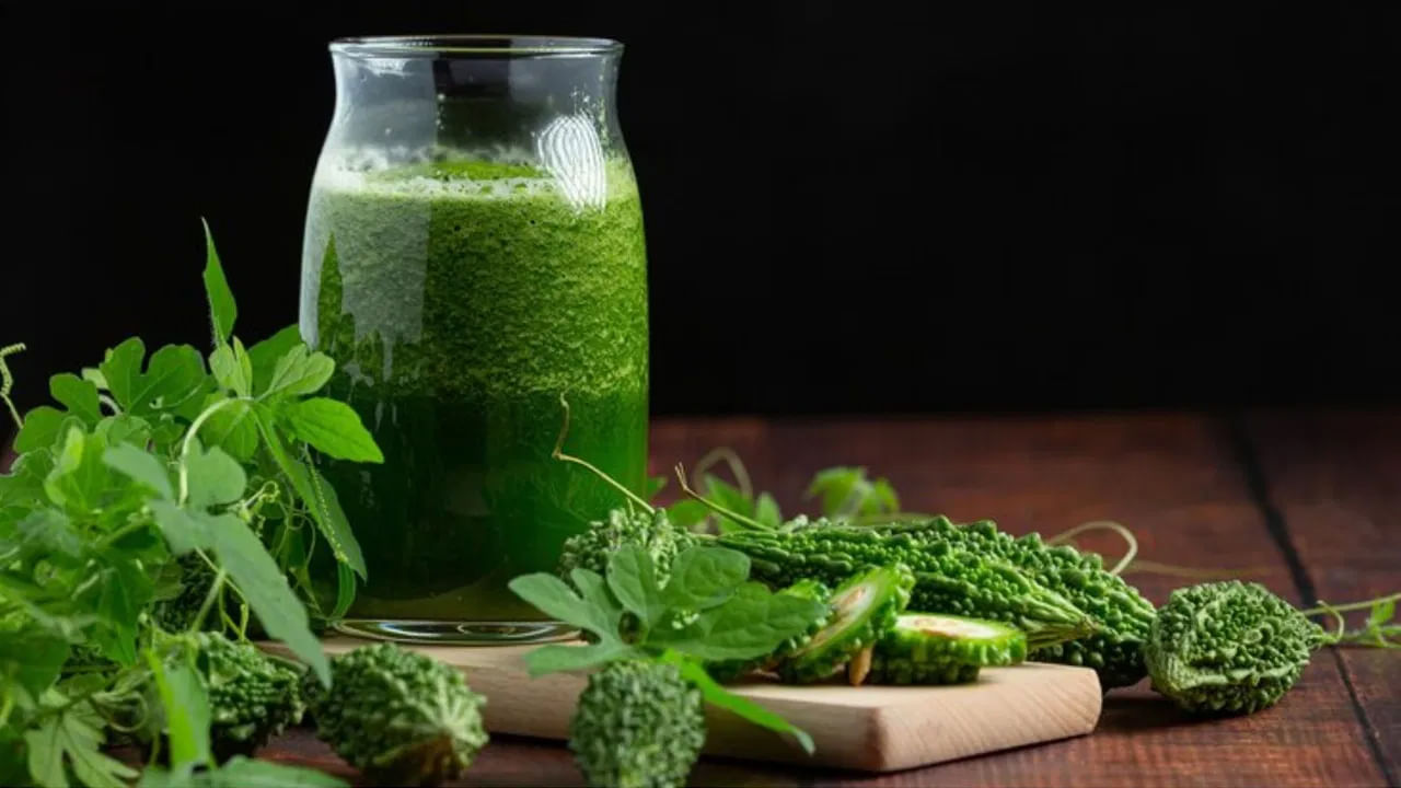 కాకరకాయ జ్యూస్: కాకరకాయ రసం రుచిలో చేదుగా ఉంటుంది. కానీ దానిని తీసుకోవడం వల్ల ఇన్సులిన్ సమ్మేళనాలు ఉత్పత్తి అవుతాయి.. ఇది సహజంగా చక్కెర స్థాయిని నియంత్రించడంలో సహాయపడుతుంది. కాకరకాయ రసం తాగే ముందు, మీ వైద్యుడిని సంప్రదించండి. మీ వైద్యుడిని సంప్రదించకుండా మీ ఆహారంలో ఏమీ చేర్చుకోకండి.