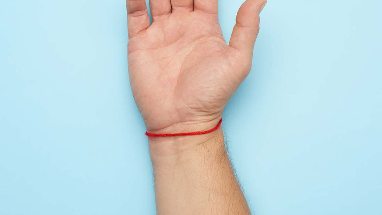 ఎర్ర దారం (కలవ): పూజారులు సాధారణంగా పురుషులు, అవివాహిత స్త్రీల కుడి చేతులకు, వివాహిత స్త్రీల ఎడమ చేతికి ఎర్ర దారాన్ని కడతారు. దీనిని మొదట దేవతకు వస్త్రంగా సమర్పిస్తారు, ఇది కాటన్ ఫైబర్‌తో తయారు చేయబడింది. భాద్రపద శుక్ల చతుర్దశి లేదా అనంత చతుర్దశి ఎరుపు దారం ధరించడం చాలా ఆశావాదాన్ని సూచిస్తుంది. శ్రేయస్సు, ఆనందాన్ని ఇస్తుంది. కాలవను 'రక్ష దారం' అని కూడా పిలుస్తారు. ఇది దీర్ఘాయువు, శత్రువుల నుండి రక్షణను సూచిస్తుంది. ప్రతి పూజ లేదా శుభ సందర్భంగా, శత్రువుల నుండి వారిని రక్షించడానికి కాలవను ఒక వ్యక్తి చేతికి కట్టుతారు. కాలవను భగవంతుని నుంచి వచ్చిన వరం అని భావిస్తారు. అందువల్ల, ఇది గొప్ప విలువను కలిగి ఉంటుంది. హిందూ మతంలో పవిత్ర దారంగా పరిగణించబడుతుంది. కాలవను ధరించడం వల్ల కలిగే మొదటి ప్రయోజనాల్లో ఒకటి అది మతపరమైన ప్రాముఖ్యతను కలిగి ఉంటుంది. ఇది భగవంతునికే ప్రత్యక్ష ఆశీర్వాదంగా పరిగణించబడుతుంది. అంతేకాకుండా, కాలవ దారం ధరించడం వల్ల ఒక వ్యక్తి జీవితం నుండి ప్రతికూల శక్తులను దూరంగా ఉంచుతుంది. అంతేకాకుండా, కాలవ ధరించడం వల్ల త్రిదోష ప్రభావాలను తొలగించడంలో, తగ్గించడంలో సహాయపడుతుంది.