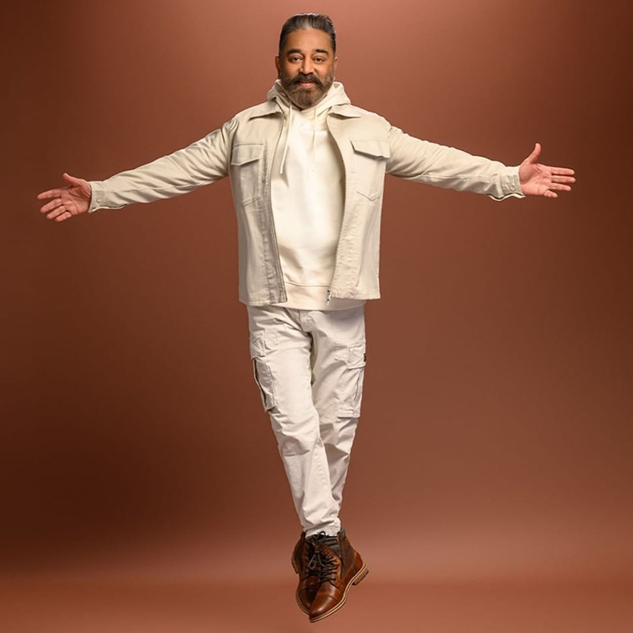 
జరిగిందేదో జరిగిపోయింది.. అక్కడే ఆగిపోతే ఎలా..? జరగాల్సింది చూడాలి కదా అంటున్నారు కమల్ హాసన్. భారతీయుడు 2తో ఏదో మ్యాజిక్ చేయాలనుకున్నారు కమల్.. కానీ అది వర్కవుట్ కాలేదు. 