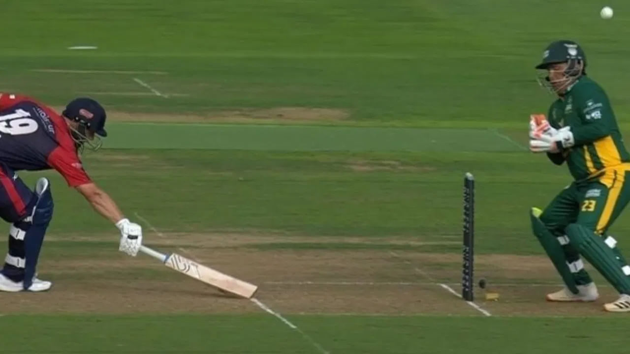 Video: ఇంగ్లండ్లో అడ్డంగా పరువు తీసుకున్న పాకిస్తాన్ ప్లేయర్.. వీడియో చూస్తే నవ్వులే..