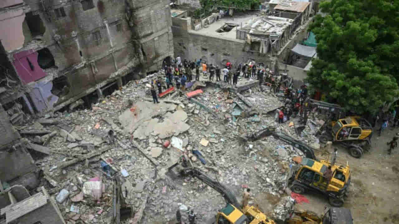 పాకిస్తాన్‌లో అద్భుతం..! కుప్పకూలిన కరాచీ భవనం శిథిలాల్లోంచి మూడు నెలల చిన్నారి నవ్వులు..?