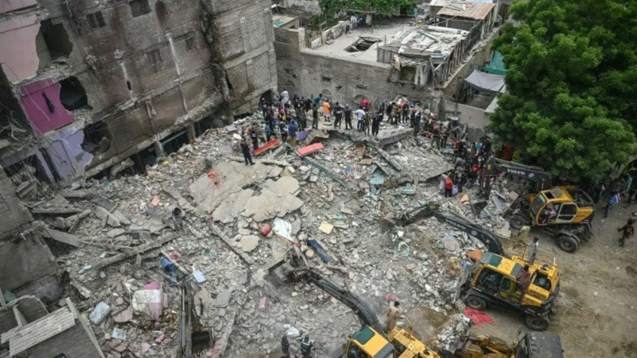 పాకిస్తాన్లో అద్భుతం..! కుప్పకూలిన కరాచీ భవనం శిథిలాల్లోంచి మూడు నెలల చిన్నారి నవ్వులు..?