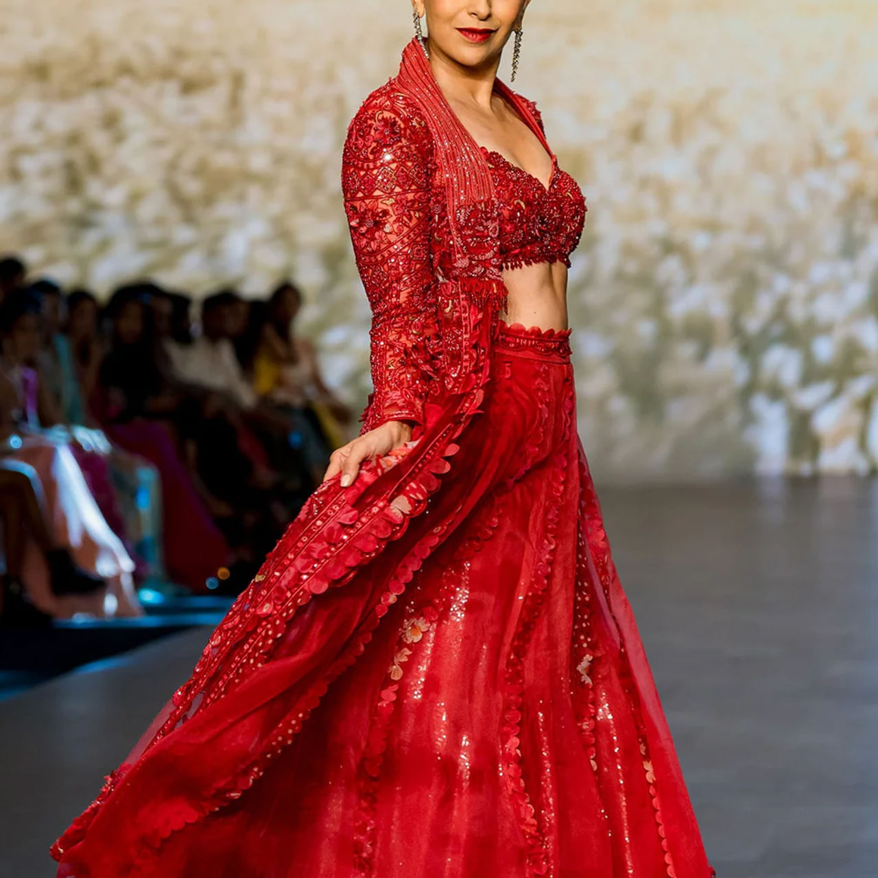 వెండితెరపై అందం, అభినయంతో కట్టిపడేసింది. ఒకప్పుడు ఆమె కుర్రాళ్ల డ్రీమ్ గర్ల్. తనదైన నటనతో ఇండస్ట్రీలో గుర్తింపు తెచ్చుకుంది. కానీ వ్యక్తిగత జీవితంలో మాత్రం ఎన్నో ఒడిదుడుకులు ఎదుర్కొంది. ప్రేమ పెళ్లి వరకు చేరలేదు. మరోవైపు వైవాహిక జీవితం సైతం సాఫీగా సాగలేదు. ఇంతకీ ఆమె ఎవరో తెలుసా.. ?