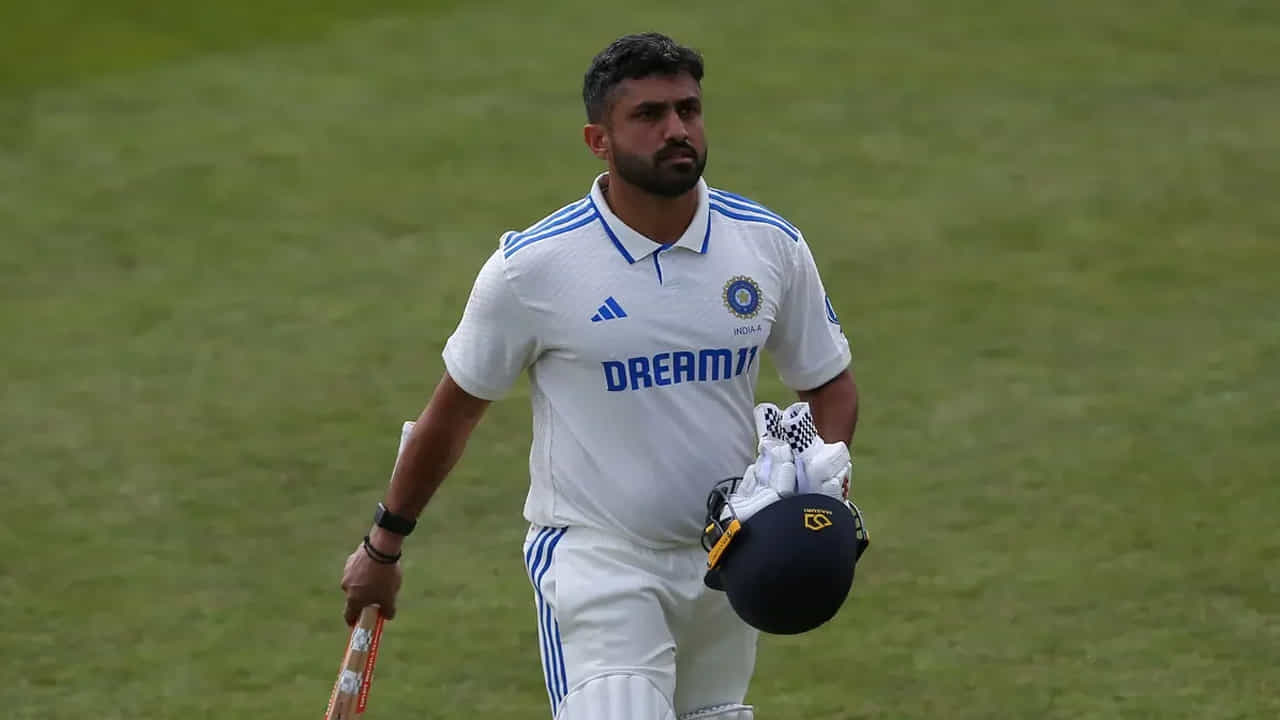 ఇంగ్లాండ్ పర్యటనలో తొలి టెస్ట్ మ్యాచ్లో టీం ఇండియా ఓటమి పాలై ఉండవచ్చు. కానీ, భారత బ్యాటర్స్ అద్భుతమైన ప్రదర్శనతో ఆకట్టుకున్నారు. సిరీస్లోని రెండవ మ్యాచ్లో కూడా, టీం ఇండియాలోని దాదాపు ప్రతి బ్యాట్స్మన్ దోహదపడ్డారు. కానీ, రెండు మ్యాచ్లలో ఒక బ్యాట్స్మన్ తన ముద్ర వేయలేకపోయాడు. ఈ ఆటగాడు చాలా కాలం తర్వాత భారత టెస్ట్ జట్టులోకి తిరిగి వచ్చాడు. కానీ, ఈ ఆటగాడు ఈ కీలక అవకాశాన్ని సద్వినియోగం చేసుకోవడంలో విఫలమయ్యాడు.