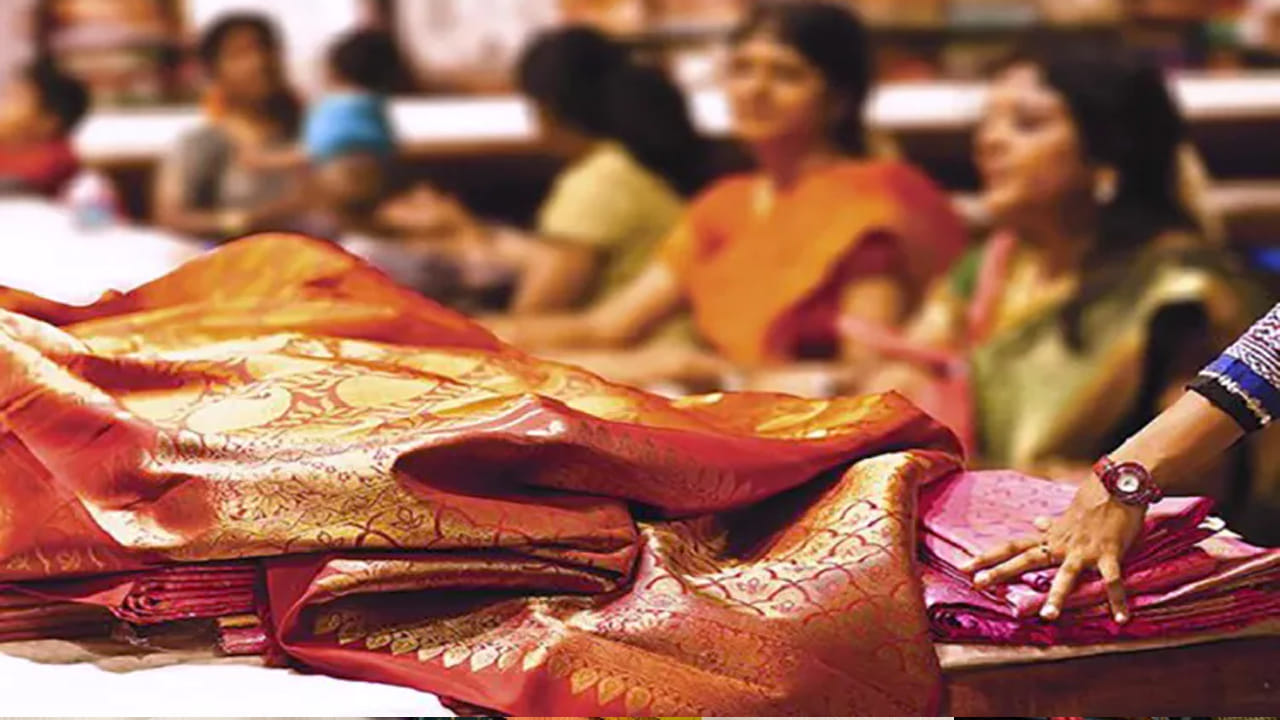 Telangana: ఆ షాపింగ్ మాల్లో రూ.35కే చీరలు.. ఎగబడి కొంటున్న మహిళలు! ఎక్కడంటే..