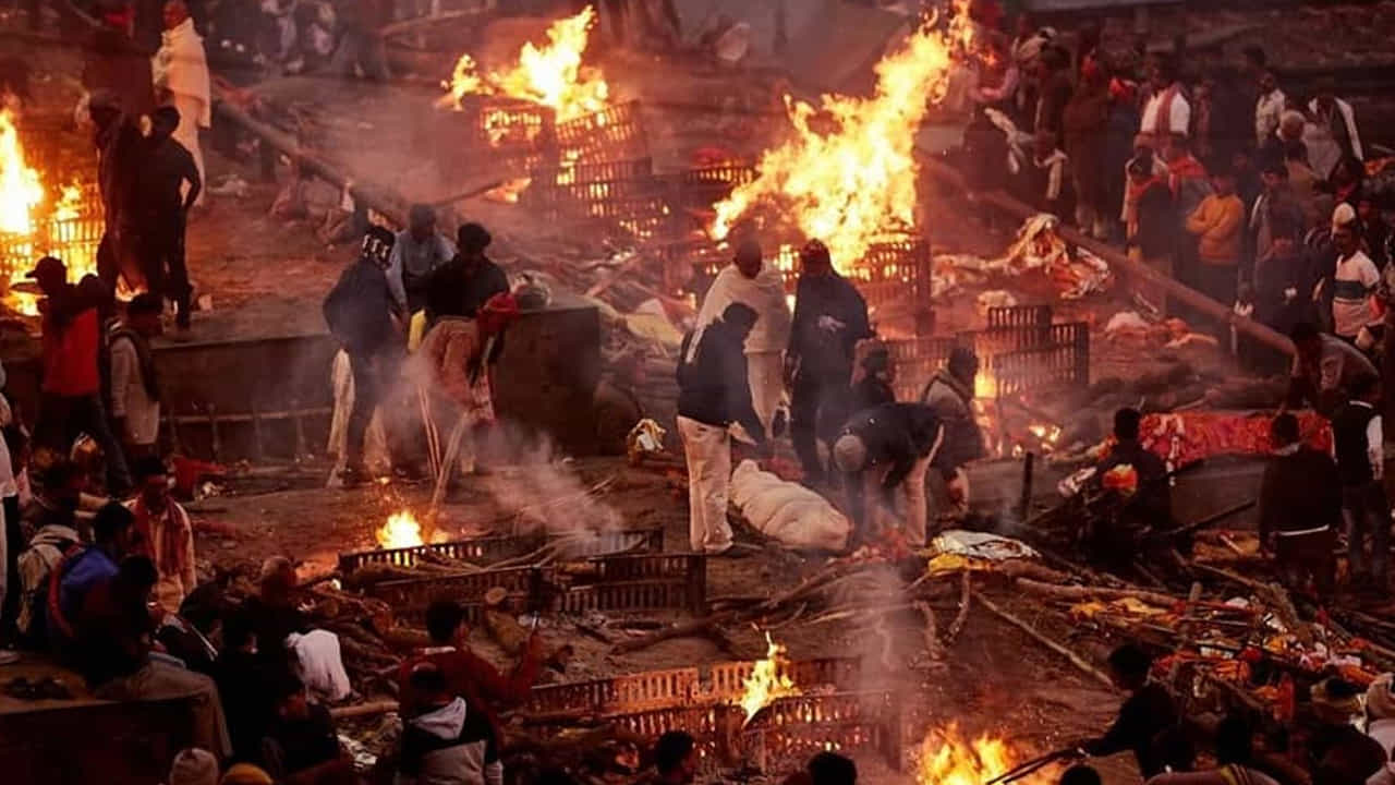 అయితే ప్రపంచంలో అత్యంత పురాతన నగరం.. పవిత్ర క్షేత్రం వారణాసి నుంచి మాత్రం గంగా జలాన్ని ఇంటికి తీసుకురావద్దని అంటారు. ఇలా చెప్పడం వెనుక మనకు తెలియని కారణం ఉంది. కాశి క్షేత్రం మనిషి చివరి మజిలీగా భావిస్తారు. ఇక్కడ ఆణువణువూ భావోద్వేగ భక్తి , ఆధ్యాత్మిక సున్నితత్వంతో ముడిపడి ఉంటుంది. కనుక కాశీ క్షేత్రం నుంచి గంగా జలాన్ని ఇంటికి ఎందుకు తీసుకురాకూడదో ఈ రోజు తెలుసుకుందాం