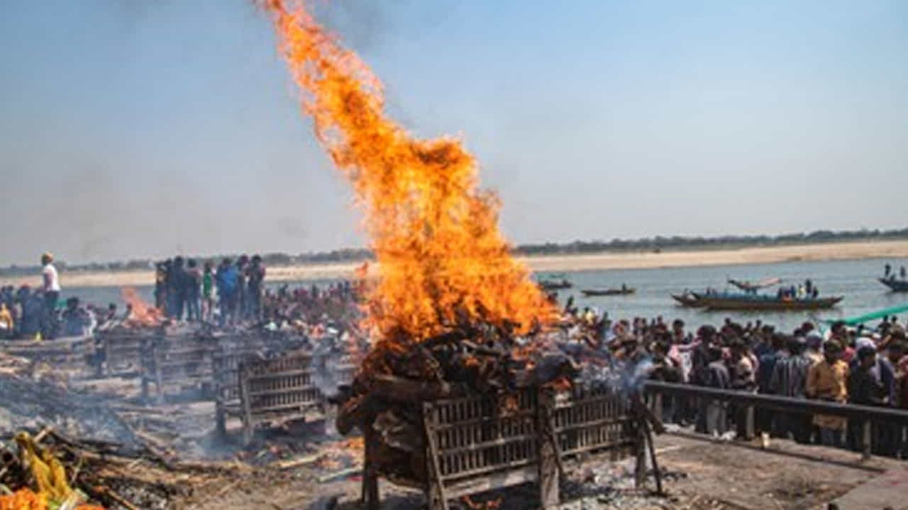 కాశీలోని అత్యంత పవిత్రమైన ఘాట్లలో మణికర్ణికా ఘాట్, హరిశ్చంద్ర ఘాట్ రెండూ దహన సంస్కారాలకు ప్రసిద్ధి చెందినవి. అందుకనే ఈ ఘాట్లను హిందువులు అత్యంత పవిత్రమైనవిగా భావిస్తారు. ఇక్కడ దహన సంస్కారాలు నిత్యం జరుగుతూనే ఉంటాయి.