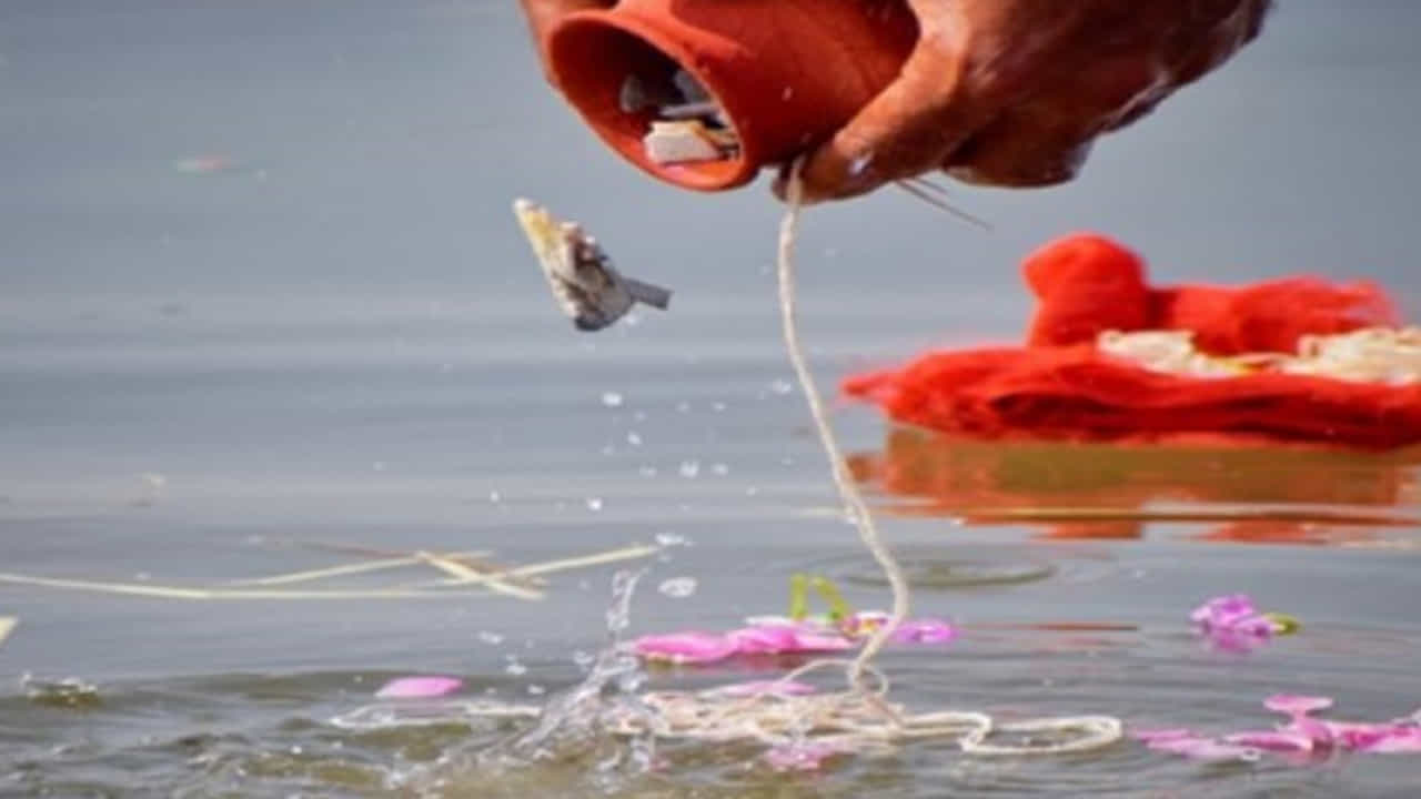 కాశీలో ప్రవహించే గంగానది నీటిలో ఆత్మ అవశేషాలు ఉంటాయి. కనుక ఈ నీటిని ఇంటికి తెచ్చుకుంటే.. అందులో ఆత్మల అవశేషాలు ఉంటాయని.. అప్పుడు తెలియకుండానే వారి మోక్షానికి అడ్డంకులు ఏర్పడతాయని నమ్ముతారు. ఇలా నీరు తెచ్చుకోవడం అపవిత్రమైన కార్యక్రమం కాదు.. కేవలం మరణించిన వ్యక్తుల ఆత్మల పట్ల గౌరవ భావన. అందుకే కాశీ నుంచి ఏమీ తీసుకురాకూడదని పురాణాలు పేర్కొన్నాయి. అది బూడిద అయినా, నీరు లేదా జ్ఞాపకాలు కావచ్చు. అయితే కాశీ క్షేత్రం నుంచి శివుడి ఆశీర్వాదం, ఆధ్యాత్మిక శాంతి భావన మాత్రమే వెంట తెచ్చుకోవాలని చెబుతారు.