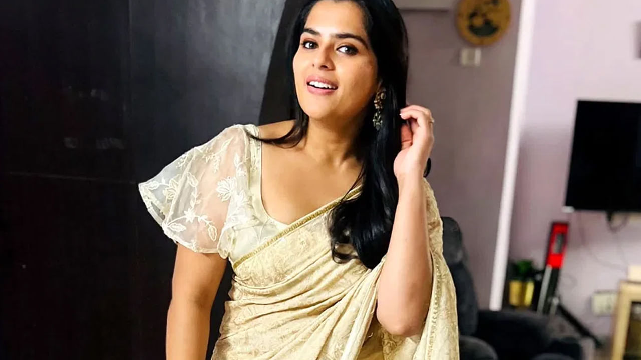 ఇక వీటిని చూసిన ఈ అమ్మడు అభిమానులు ఏంటి బ్యూటీ, బీచ్లో చీరలో ఆ అందాల రచ్చ ఏంటీ అంటూ కామెంట్స్ చేస్తున్నారు. మరి మీరు కూడా ఆపొటోస్ పై ఓలుక్ వేయండి.