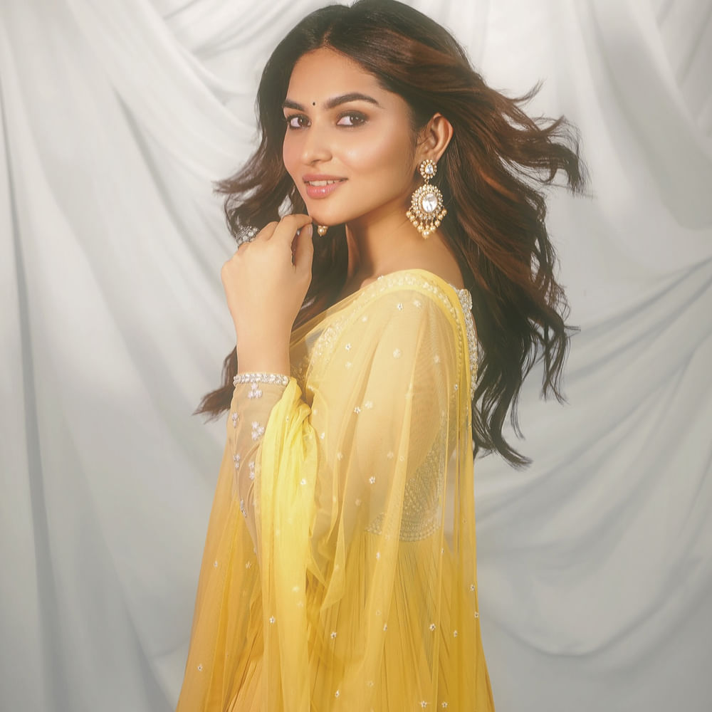 ఈ సినిమా విడుదలైన రోజు నుంచే కయాదు లోహర్ పేరు మారుమోగింది. దీంతో ఈ అమ్మడుకు భారీగా క్రేజ్ వచ్చేసింది. అయితే ఈ సినిమాలో మరో హీరోయిన్ అనుపమ పరమేశ్వరన్ ఉన్నప్పటికీ అసలు మొత్తం ఫాలోయింగ్ మాత్రం కయాదుకు వచ్చేసింది. దీంతో వరుస ఆఫర్స్ క్యూ కట్టాయి.
