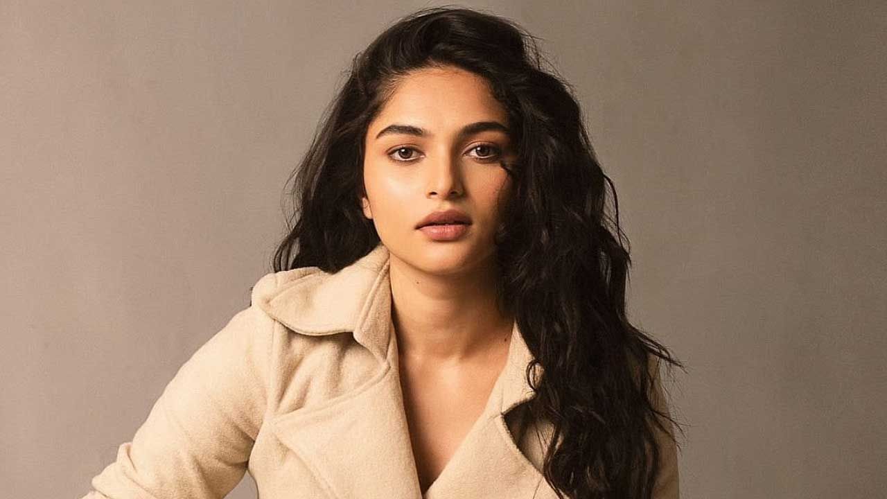 కానీ ప్రదీప్ రంగనాథన్ డ్రాగన్ సినిమాతో మాత్రం ఈ చిన్నది మంచి పాపులారిటీ సంపాదించుకుంది. దీంతో ఈ ముద్దుగుమ్మ క్రేజ్ అమాతం పెరిగిపోయింది.