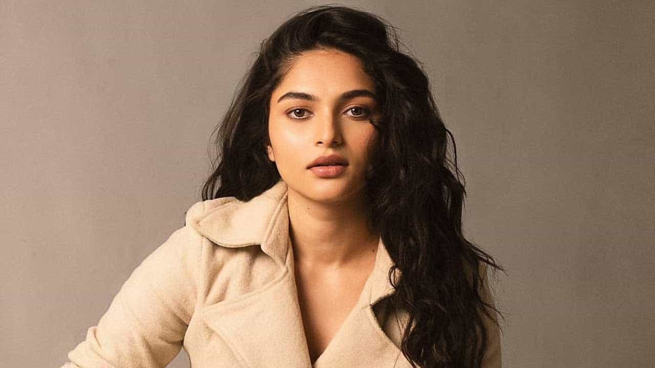 కానీ ప్రదీప్ రంగనాథన్ డ్రాగన్ సినిమాతో మాత్రం ఈ చిన్నది మంచి పాపులారిటీ సంపాదించుకుంది. దీంతో ఈ ముద్దుగుమ్మ క్రేజ్ అమాతం పెరిగిపోయింది.