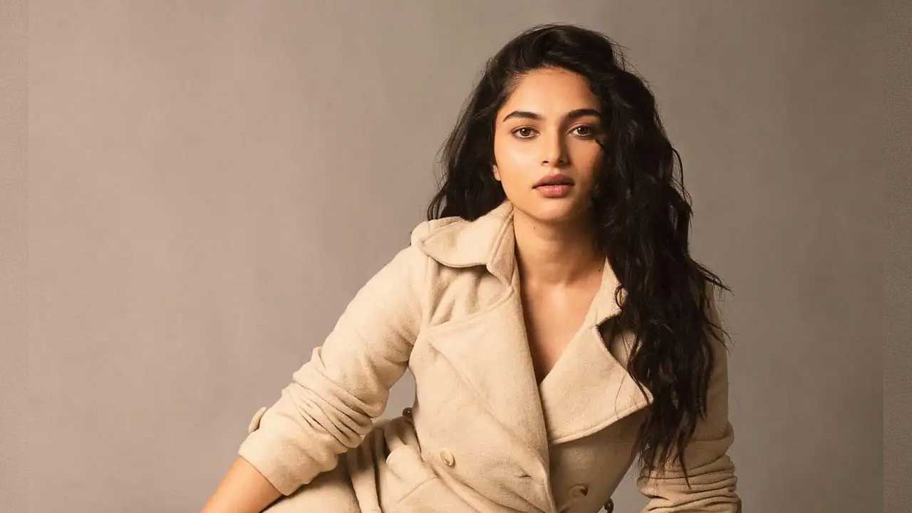  ఇక ఎప్పుడూ సోషల్ మీడియాలో ఫుల్ యాక్టివ్‌గా ఉండే ఈ ముద్దుగుమ్మ  తాజాగా తన గ్లామర్ ఒలకబోస్తూ అందచందాలతో అదరినీ ఆకట్టుకుంటుంది.