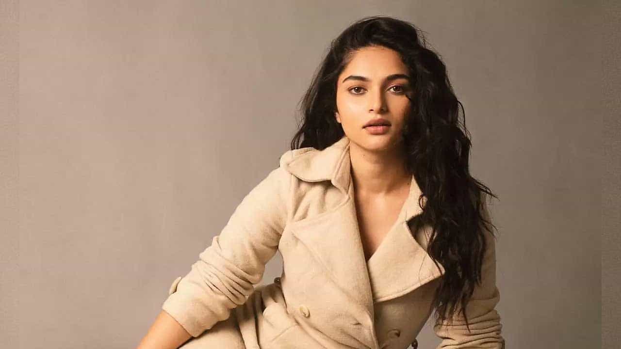 ఇక ఎప్పుడూ సోషల్ మీడియాలో ఫుల్ యాక్టివ్గా ఉండే ఈ ముద్దుగుమ్మ తాజాగా తన గ్లామర్ ఒలకబోస్తూ అందచందాలతో అదరినీ ఆకట్టుకుంటుంది.