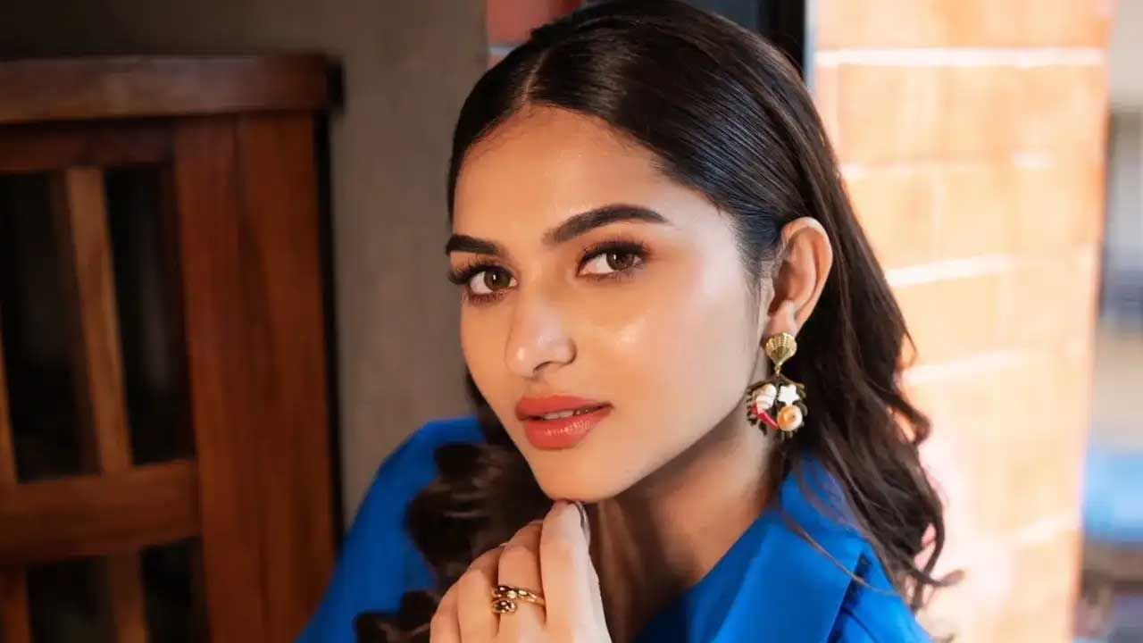 ఇందులో కాయదు చాలా కొంటెతనంతో, అందంగా కనిపిస్తుంది. ప్రస్తుతం దీనికి సంబంధించిన ఫొటోలు సోషల్ మీడియాలో సందడి చేస్తున్నాయి. మరి మీరు కూడా ఈ ఫొటోస్ పై ఓ లుక్ వేయండి.