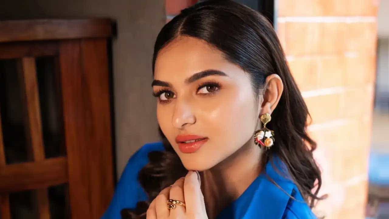 ఇందులో కాయదు చాలా కొంటెతనంతో, అందంగా కనిపిస్తుంది. ప్రస్తుతం దీనికి సంబంధించిన ఫొటోలు సోషల్ మీడియాలో సందడి చేస్తున్నాయి. మరి మీరు కూడా ఈ ఫొటోస్ పై ఓ లుక్ వేయండి.