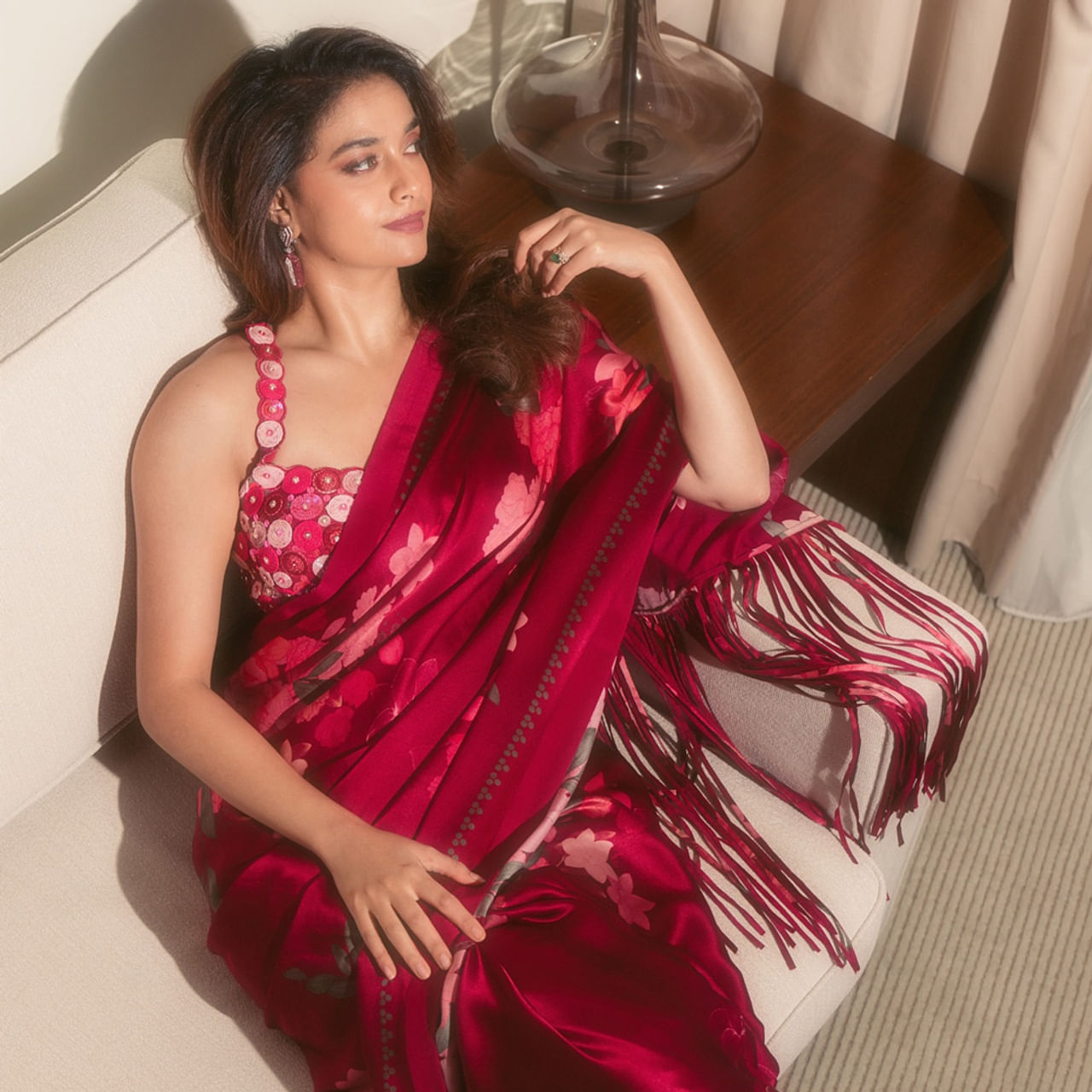 వెర్సటైల్‌ సినిమాలకు, వైవిధ్యమైన కంటెంట్‌కి కేరాఫ్‌గా మారారు కీర్తి సురేష్‌. ఇండస్ట్రీకి ఎంట్రీ ఇచ్చిన అతి తక్కువ టైమ్‌లోనే మహానటిగా పేరు తెచ్చుకున్నారు. 
