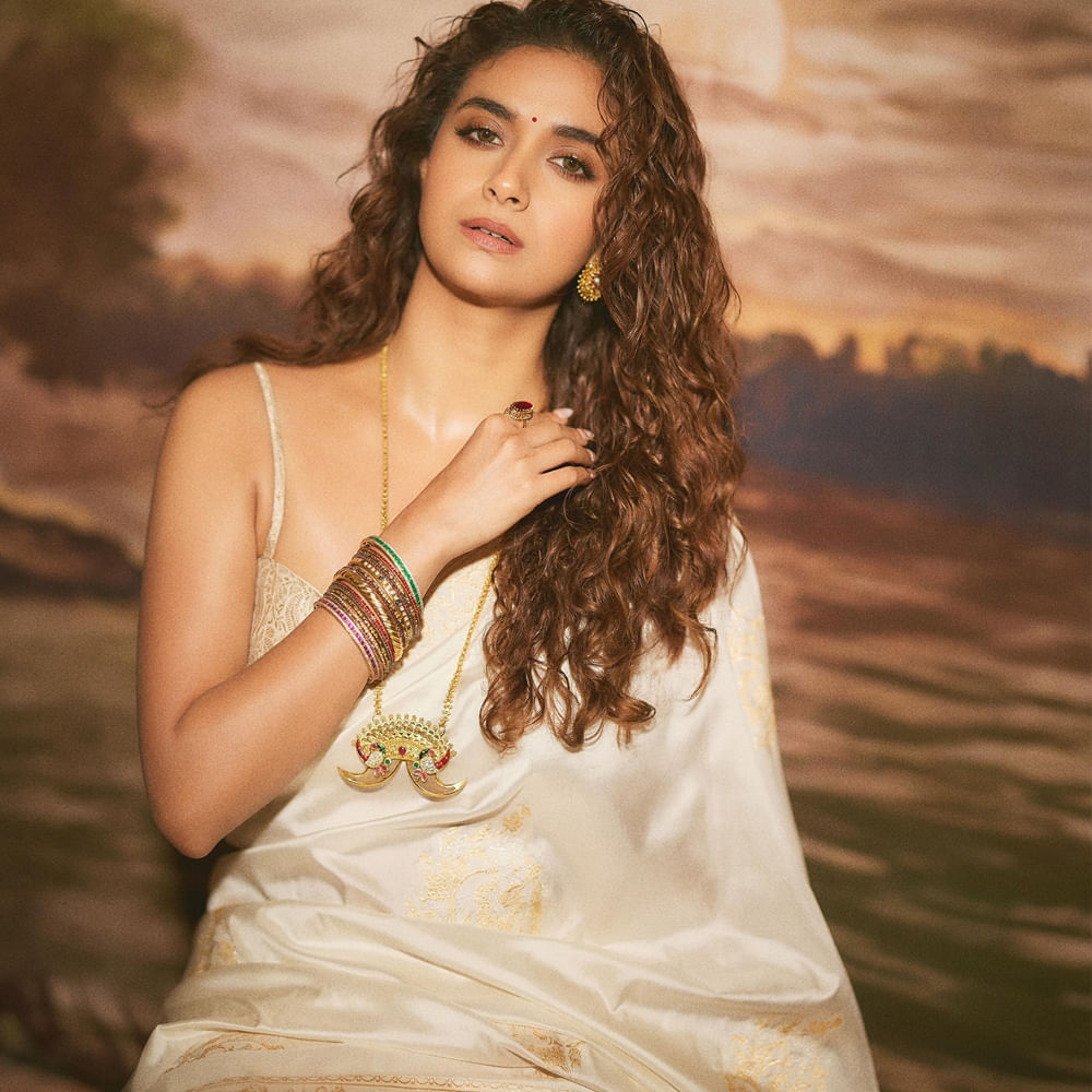 ఇదిలా ఉంటే.. గతేడాది వివాహ బంధంలోకి అడుగుపెట్టిన కీర్తి సురేష్.. పెళ్లి తర్వాత కూడా సినిమాల్లో బిజీగా ఉంటుంది. తాజాగా ఈ ముద్దుగుమ్మకు బంపర్ ఆఫర్ వచ్చినట్లు తెలుస్తోంది. ఇన్నాళ్లు వైవిధ్యమైన పాత్రలతో అలరించిన కీర్తి సురేష్.. ఈసారి రిస్క్ చేసేందుకు సిద్ధమైనట్లు తెలుస్తోంది. 