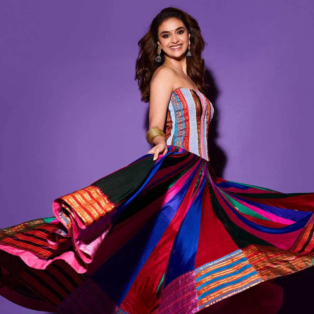 తాజాగా ఈ మూవీలో కీర్తి పాత్రకు సంబంధించి ఓ ఇంట్రెస్టింగ్ న్యూస్ చక్కర్లు కొడుతుంది. లేటేస్ట్ అప్డేట్ ప్రకారం కీర్తి సురేష్ ఇందులో వేశ్య పాత్రలో నటించనుందని టాక్. ఇప్పటివరకు ఎన్నో ఛాలెంజింగ్ రోల్స్ చేసిన కీర్తి సురేష్..ఈ తరహా పాత్ర చేయలేదు. ఇక ఇప్పుడు మరోసారి ఛాలెంజింగ్ రోల్ చేసేందుకు రెడీ అయినట్లు సమాచారం. 