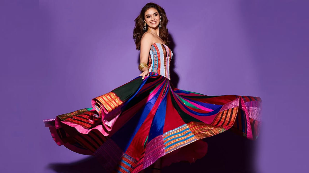 బ్యూటీ కీర్తి సురేష్ గురించి ప్రత్యేక పరిచయం అవసరం లేదు. రామ్ పోతినేని నేను శైలజా సినిమాతో ఈ ముద్దుగుమ్మ టాలీవుడ్ లోకి ఎంట్రీ ఇచ్చింది. ఈ సినిమాతో మంచి ఫేమ్ సంపాదించుకొని, అనతికాలంలోనే ఈ ముద్దుగుమ్మ స్టార్ నటిగా తన సత్తా చాటుకుంది. వరసగా స్టార్ హీరోల సరసన నటించి మంచి క్రేజ్ సొంతం చేసుకుంది.