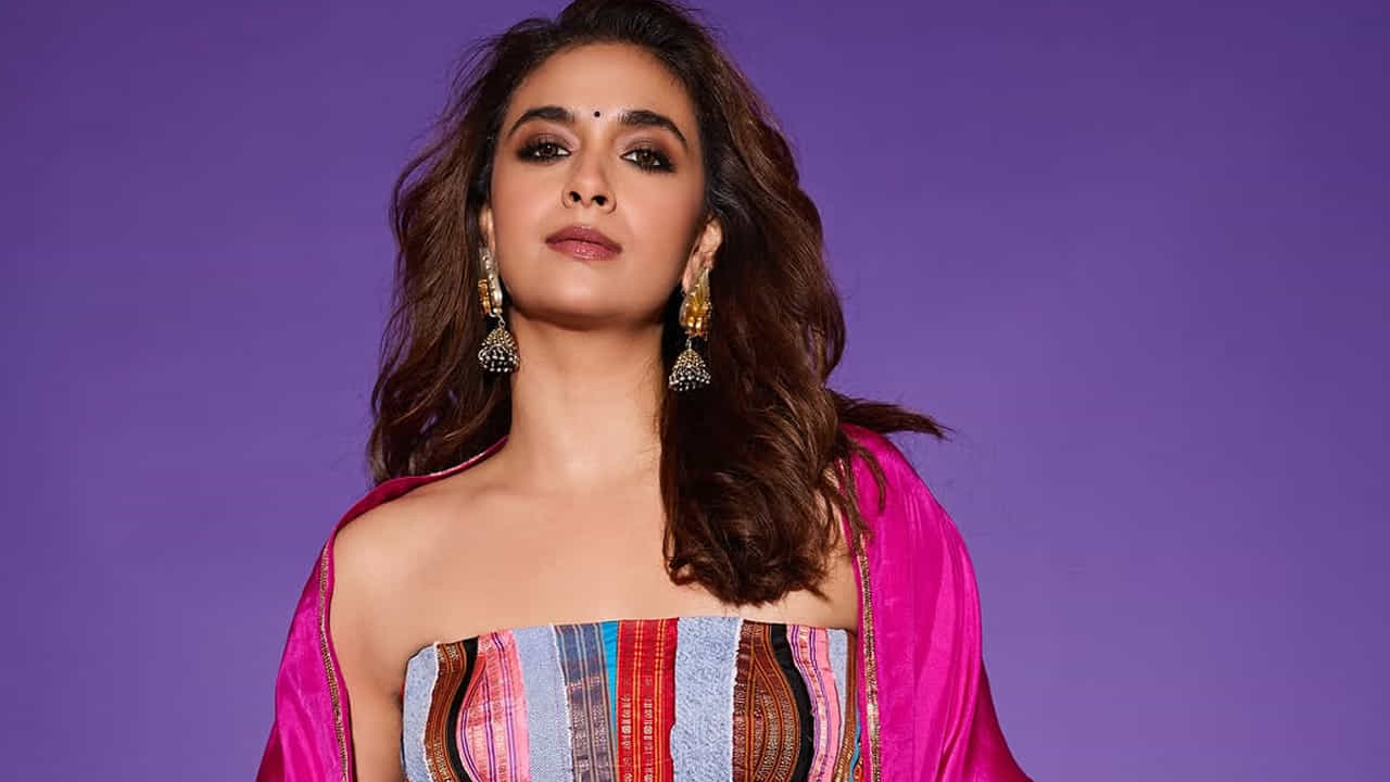 ఇక ఇదిలా ఉంటే ఈ బ్యూటీ తన చిన్ననాటి స్నేహితుడు ఆంటోని థట్టిల్ ను డిసెంబర్ 12,2024లో బంధుమిత్రుల సమక్షంలో పెళ్లి చేసుకున్న విషయం తెలిసిందే. ఇక పెళ్లి తర్వాత ఈ బ్యూటీ గ్లామర్ మరింత  పెంచిందనే చెప్పాలి. ఎందుకంటే ఈ మధ్య ఈ అమ్మడు తన అంద చందాలతో సోషల్ మీడియాలో తెగ హల్ చల్ చేస్తుంది.
