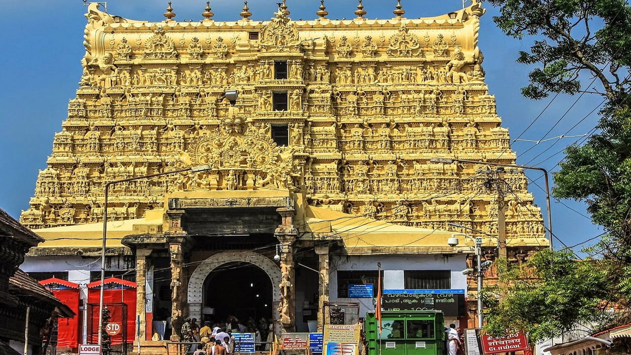 స్ట్మార్ట్‌ గ్లాసెస్‌తో ఆలయంలోకి వస్తున్న భక్తుడు.. అనుమానం వచ్చి చెక్‌చేయగా..