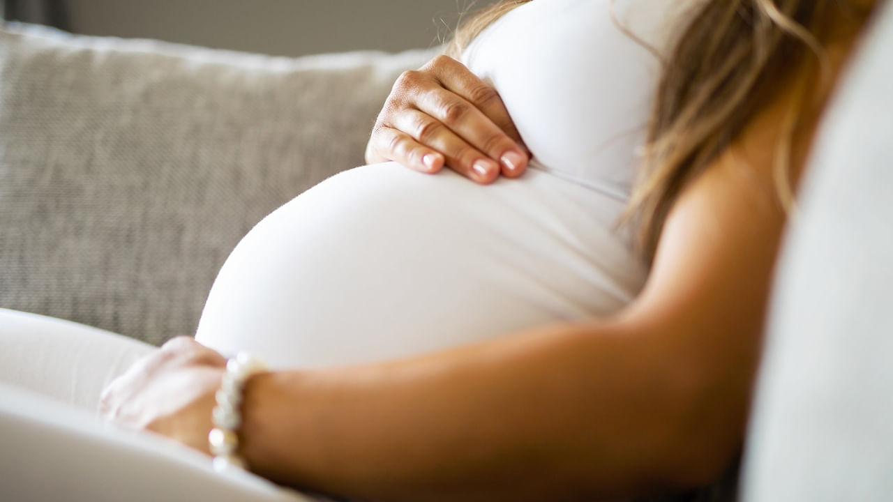 ఇంట్లో బిడ్డకు జన్మనిచ్చిన 10వ తరగతి బాలిక.. తర్వాత ఏం జరిగిందంటే..