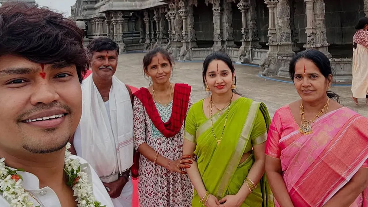  జబర్దస్త్ షూటింగులతో బిజీగా ఉండే ‌ కెవ్వు కార్తీక్ తాజాగా తన ఫ్యామిలీతో కలిసి‌ ద్వారకా తిరుమల వెళ్లాడు. శ్రీ వెంకటేశ్వరస్వామిని దర్శించుకుని మొక్కులు తీర్చుకున్నారు. ప్రస్తుతం ఇందుకు సంబంధించిన ఫొటోలు నెట్టింట వైరలవుతున్నాయి.
