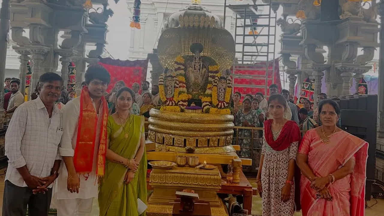  అంతకు ముందు స్వర్ణగిరి, యాదగిరి ఆలయాలను సందర్శించింది కార్తీక్ ఫ్యామిలీ.  కాగా 2023లో శ్రీలేఖ అనే అమ్మాయిని ప్రేమ వివాహం చేసుకున్నాడు కార్తీక్. 
