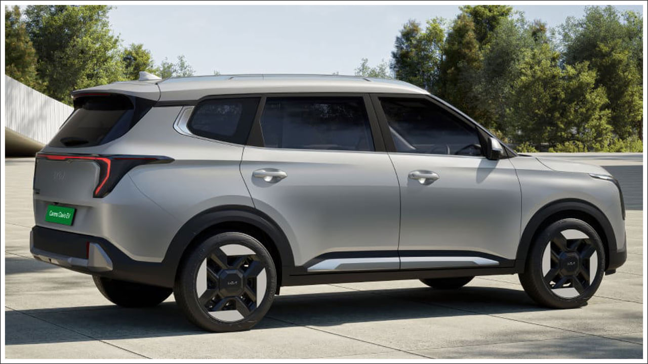 Kia Electric Car: కియా ఇండియా తన మొట్టమొదటి మేడ్-ఇన్-ఇండియా 7-సీట్ల ఎలక్ట్రిక్ కారు కారెన్స్ క్లావిస్ EV బుకింగ్‌లను ప్రారంభించింది. రూ. 17.99 లక్షల నుండి రూ. 24.49 లక్షల (ఎక్స్-షోరూమ్) మధ్య ధర కలిగిన కారెన్స్ క్లావిస్ EV భారతదేశంలో అత్యంత సరసమైన ఎలక్ట్రిక్ కారు.  ఇప్పుడు కియా ఇండియా అధికారిక వెబ్‌సైట్, డీలర్‌షిప్‌ల ద్వారా రూ. 25,000 ప్రారంభ మొత్తాన్ని చెల్లించి బుకింగ్ చేసుకోవడానికి అందుబాటులో ఉంది. 