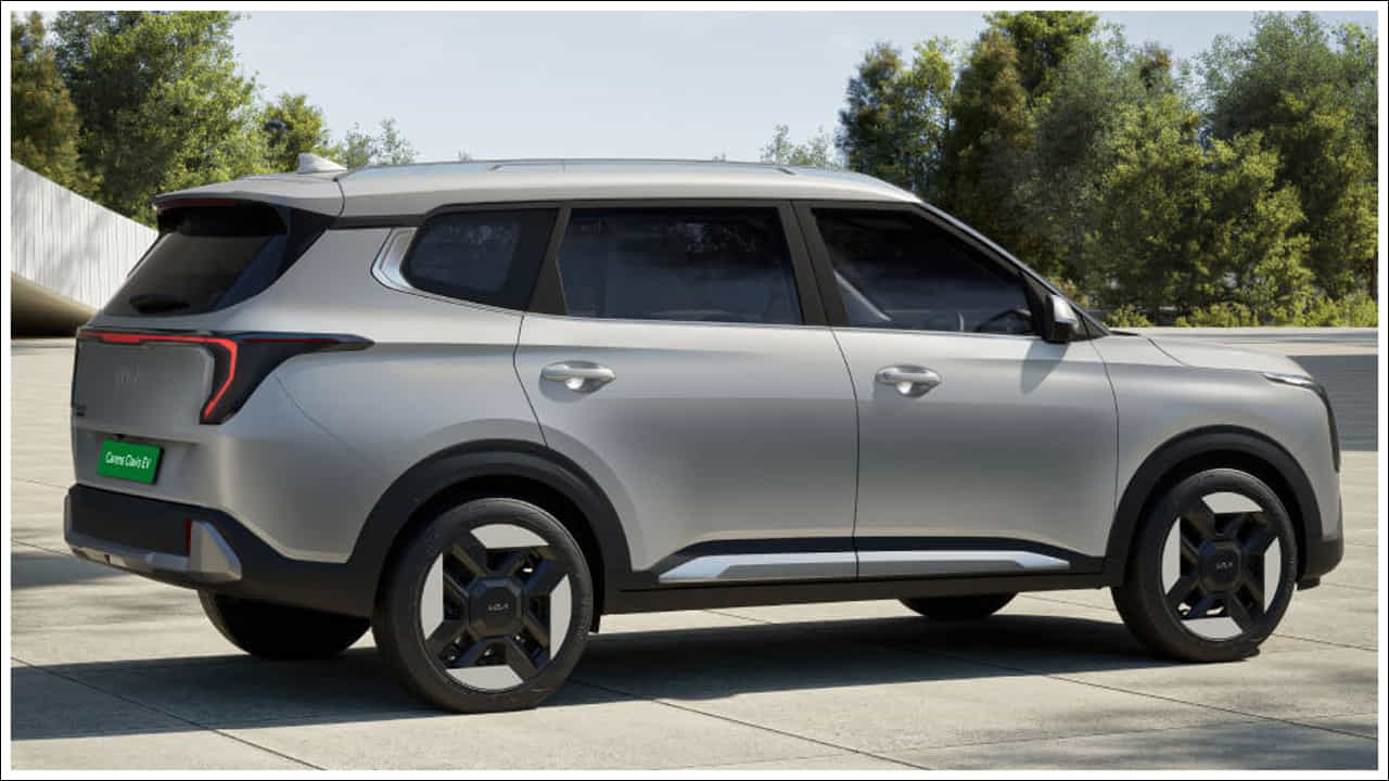 Kia Electric Car: కియా ఇండియా తన మొట్టమొదటి మేడ్-ఇన్-ఇండియా 7-సీట్ల ఎలక్ట్రిక్ కారు కారెన్స్ క్లావిస్ EV బుకింగ్లను ప్రారంభించింది. రూ. 17.99 లక్షల నుండి రూ. 24.49 లక్షల (ఎక్స్-షోరూమ్) మధ్య ధర కలిగిన కారెన్స్ క్లావిస్ EV భారతదేశంలో అత్యంత సరసమైన ఎలక్ట్రిక్ కారు. ఇప్పుడు కియా ఇండియా అధికారిక వెబ్సైట్, డీలర్షిప్ల ద్వారా రూ. 25,000 ప్రారంభ మొత్తాన్ని చెల్లించి బుకింగ్ చేసుకోవడానికి అందుబాటులో ఉంది.