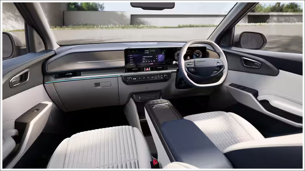 వేరియంట్ వారీగా ధరలు: కారెన్స్ క్లావిస్ EV నాలుగు వేరియంట్లలో వస్తుంది. HTK+, HTX, HTX (ఎక్స్‌టెండెడ్ రేంజ్), HTX+ (ఎక్స్‌టెండెడ్ రేంజ్). వీటి ధరలు వరుసగా రూ. 17.99 లక్షలు, రూ. 20.49 లక్షలు, రూ. 22.49 లక్షలు, రూ. 24.49 లక్షలు.