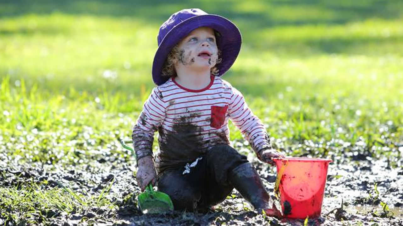 నిజానికి, సహజంగా నేలపై పడటం వల్ల పిల్లల రోగనిరోధక శక్తి మెరుగుపడుతుంది. అయితే, తల్లిదండ్రులు తమ పిల్లలు తీసుకునే నీటిని పరిమితం చేయడంలో అప్రమత్తంగా ఉండాలి. వారు చాలా కలుషితమైన ప్రదేశాలకు వెళ్లకుండా చూసుకోవాలి. ఎందుకంటే అలాంటి పదార్థాలను ఎక్కువగా లేదా తరచుగా తీసుకోవడం వల్ల ఆరోగ్యానికి హానికరమైన ప్రభావాలు ఉండవచ్చు. మట్టి లేదా ధూళిని ఎక్కువగా తీసుకోవడం ప్రమాదకరం కాబట్టి, మితంగా తినడం మంచిది.