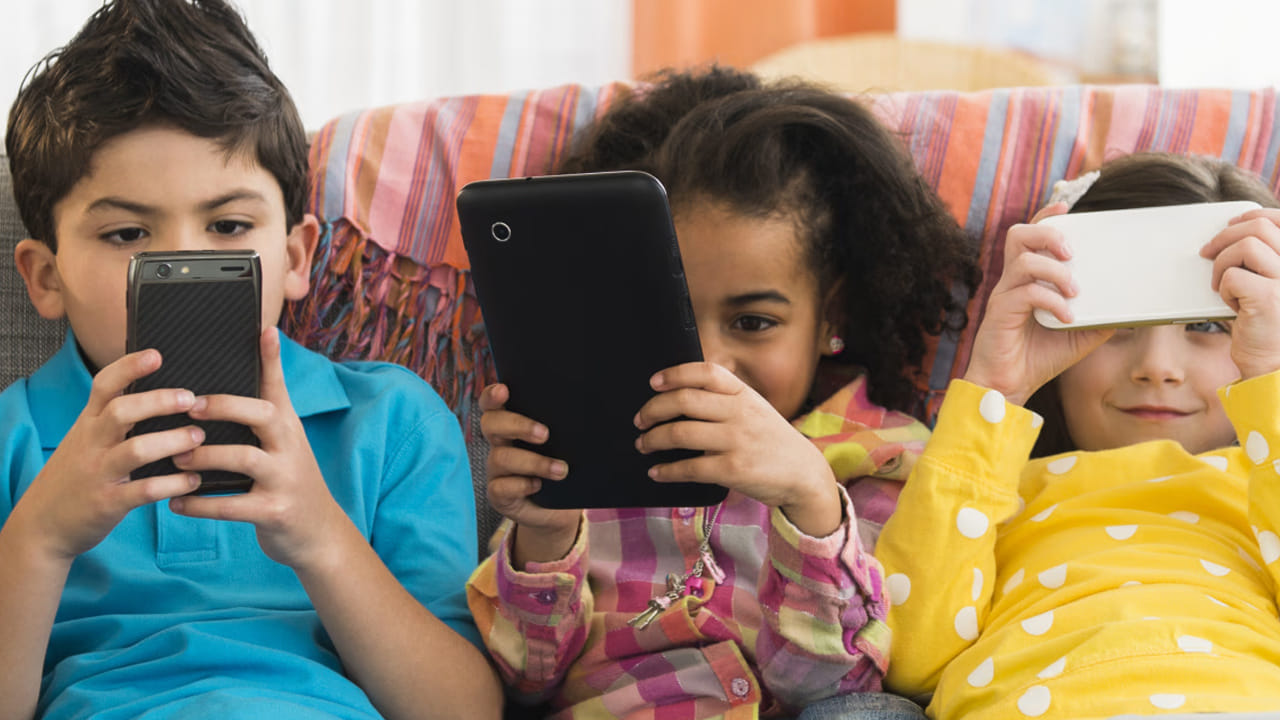 2009లో భారతదేశ సెంట్రల్ బోర్డ్ ఆఫ్ సెకండరీ ఎడ్యుకేషన్ విద్యార్థులు పాఠశాలకు ఫోన్లను తీసుకెళ్లకూడదని సిఫార్సు చేసింది. సిబ్బంది ఫోన్ వాడకాన్ని పరిమితం చేసింది. కానీ భారతదేశంలో పిల్లలు ఇంట్లో స్మార్ట్ఫోన్లను ఉపయోగించడం ప్రారంభించే వయస్సు పూర్తిగా తల్లిదండ్రులపై ఆధారపడి ఉంటుంది. 16 ఏళ్లలోపు ఆస్ట్రేలియన్లు సోషల్ మీడియా ప్లాట్ఫామ్లలో ఖాతాలు కలిగి ఉండకుండా నిరోధించడానికి ఆస్ట్రేలియా డిసెంబర్ 2024లో చట్టాన్ని ఆమోదించింది. వయో పరిమితులను అమలు చేయడానికి వ్యవస్థలను రూపొందించడానికి ప్లాట్ఫామ్లకు 12 నెలల సమయం ఇచ్చింది.